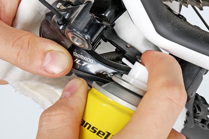 Öl dringt in die kleinsten Ritzen am Rennrad (wie die Gelenke am Schaltwerk im Bild) und löst sanft, was fest sitzt.