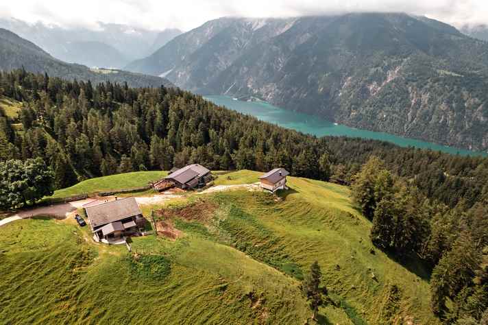 At bikepacking events such as Lakes 'n' Knödel, precise route planning in an unknown landscape is often part of the task