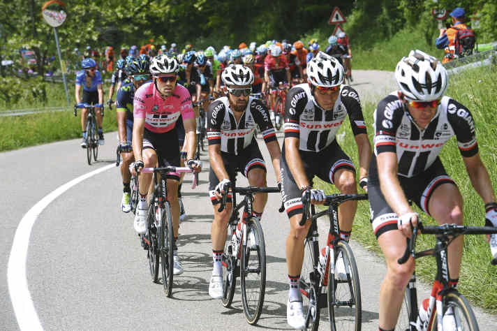 Plus tard, Geschke était facilement reconnaissable avec sa barbe fournie parmi les assistants du peloton. Ici, il escorte Tom Dumoulin lors de sa victoire au Giro 2017.