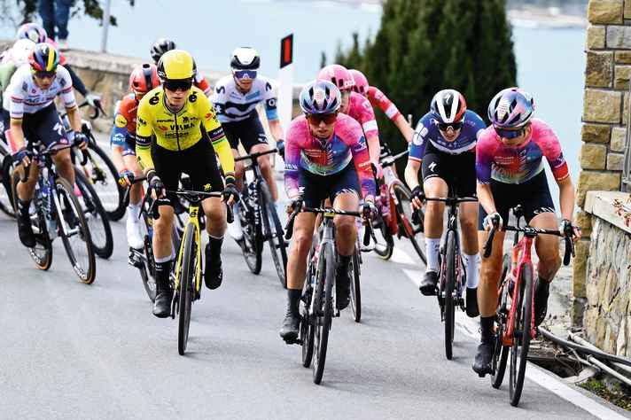 Pauline Ferrand-Prévot (maillot jaune) et la gagnante du Tour Kasia Niewiadoma (à droite dans le maillot Canyon-SRAM) s'engagent en tête. En arrière-plan (au centre), l'Allemande Liane Lippert