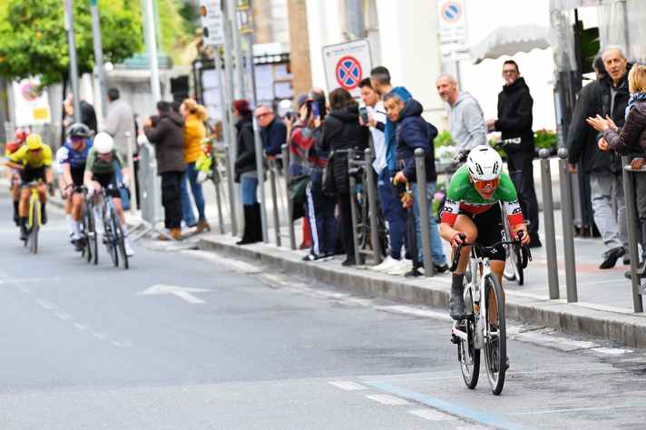 Two kilometres before the finish, Italian champion Elisa Longo Borghini takes control of the race, but is caught up again