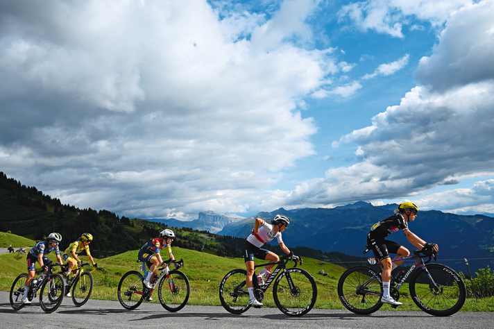 Demi Vollering (à droite) a piloté le groupe des meilleures au total lors de l'étape finale du Tour de France Femmes à travers les Alpes françaises.