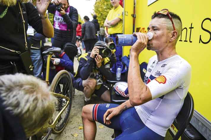 Abgekämpft - Tom Pidcock, der binnen 24 Stunden Lombardei-Rundfahrt und Gravel-WM absolviert hatte