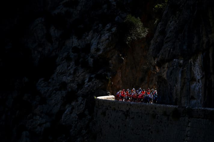 What a picture. Who wouldn't want to cycle there? Here you can see the peleton of the 33rd Ciclista Mallorca Challenge.