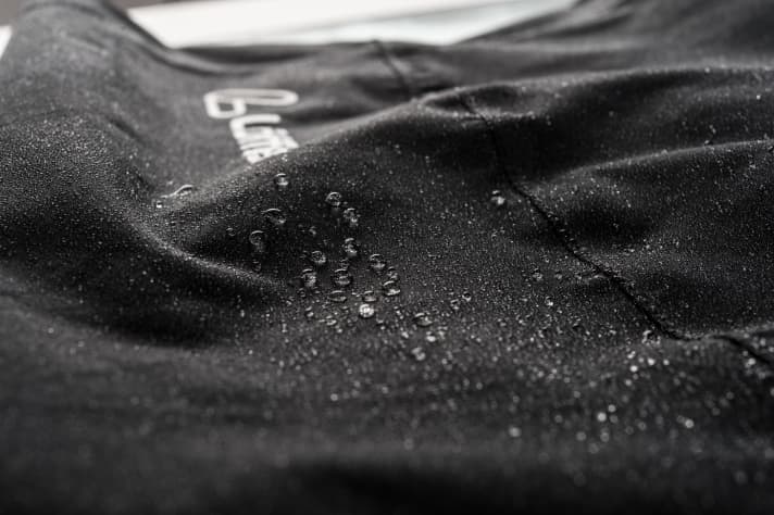 So soll es aussehen, wenn die Imprägnierung einer Jacke intakt ist. | Philipp Schieder