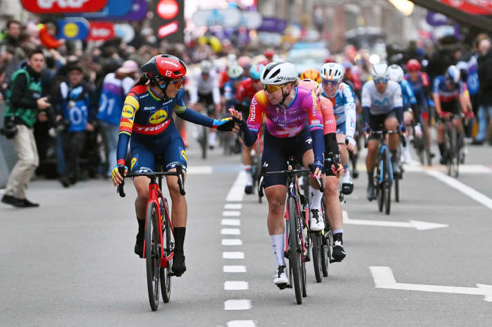 Glückwünsche: Die Zweitplatzierte Elisa Balsamo gratuliert der Gewinnerin von Gent-Wevelgem, Lorena Wiebes, 24. März 2024.