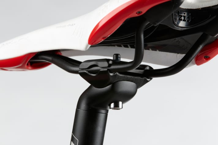   We often found heavy, cheap seatposts with one bolt on the test bikes - like here on the Bulls. Sophisticated designs like BMC's are rare - and expensive