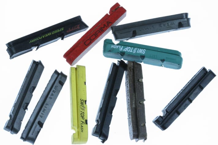   Die Auswahl spezieller Bremsbeläge für Carbonfelgen ist inzwischen relativ groß. Richtschnur ist die Empfehlung des Laufradherstellers; eigene Versuche können aber durchaus hilfreich sein. 