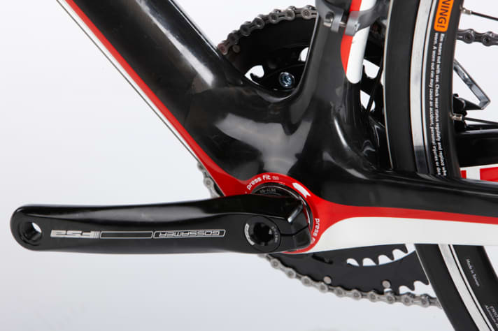   Press-Fit 2 : Grâce aux roulements pressés, la zone du pédalier du "GTC Pro" a pu être construite de manière volumineuse et les arêtes vives ont pu être évitées. Les câbles de dérailleur passent à l'extérieur. 