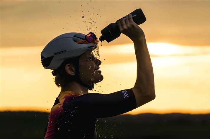 Bei großer Hitze gilt: Viel Trinken! Aber Wasser alleine genügt nicht. Der Elektrolyt-Haushalt muss ausgeglichen werden.