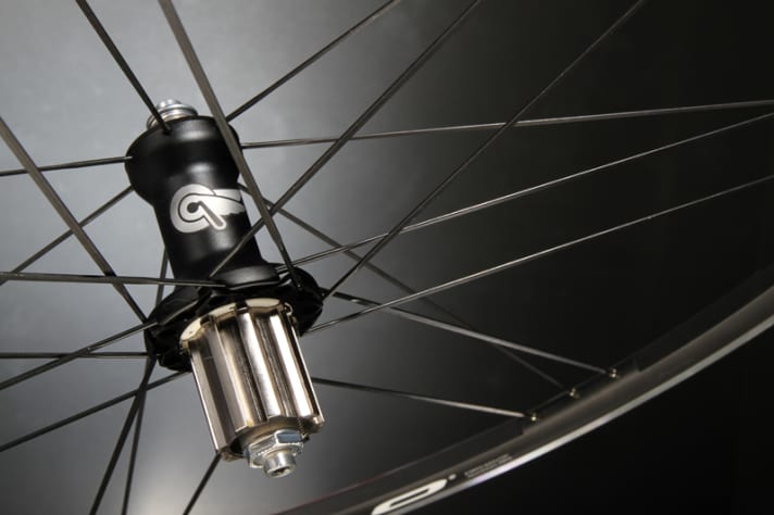   Campagnolo Zonda : l'un des meilleurs vélos polyvalents du test. Rayonnage asymétrique "G3" éprouvé à l'arrière, radial à l'avant 