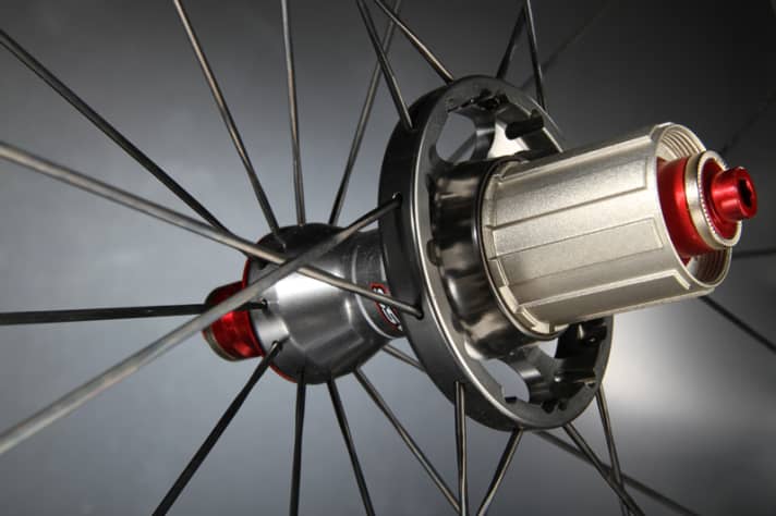   A-Class „alx 680“ – Die schön gemachte Spezialnabe spannt das zweithöchste Felgenprofil im Test mit aerodynamischen Bestwerten 