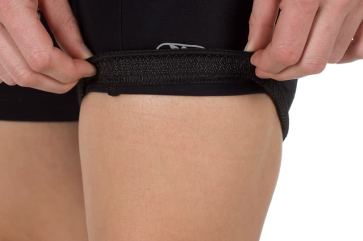   Bündchenfrage: Das straffe Gummi an der Giordana-Hose (oben) hinterlässt Spuren. Der Abschluss an der Assos-Hose schmeichelt der Haut und hält dennoch. 