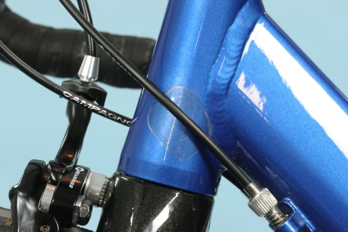   La meilleure façon de protéger votre vélo contre les dommages à la peinture et la corrosion est de le faire lorsqu'il est neuf. Collez du film adhésif clair et tenace acheté dans un magasin de vélos spécialisé sur les endroits où les câbles peuvent frotter ou la chaîne se briser. 