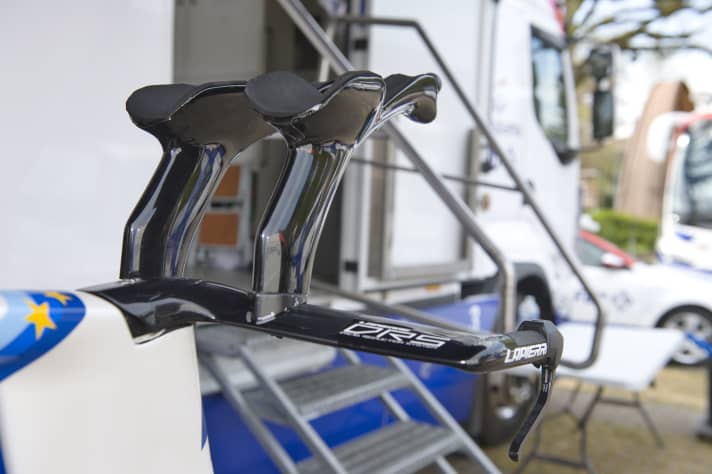   Lapierre's engineers are particularly proud of this: the cockpit can be customised for each rider thanks to the adhesive technology.