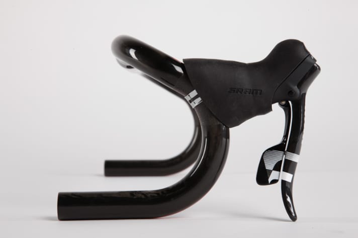   Klassische Form bei „Rotundo“ von 3T: Passt die Kombination Lenker und Hebel noch nicht perfekt, hilft oft ein leichtes Drehen des Lenkers nach oben, während man die Hebel etwas nach unten versetzt. 