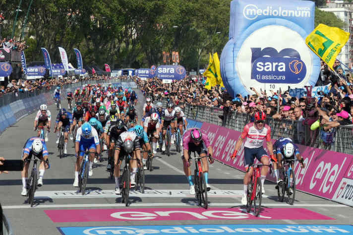 Im Vorjahr war der Giro letztmals in Neapel zu Gast. Damals siegte Mads Pedersen im Massensprint.