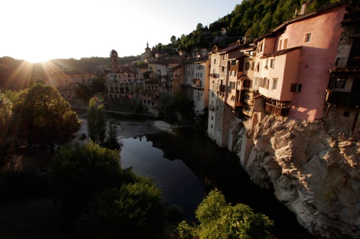   Der Platz ist knapp: Felsen und Fluss lassen Pont-en-Royans wenig Raum 