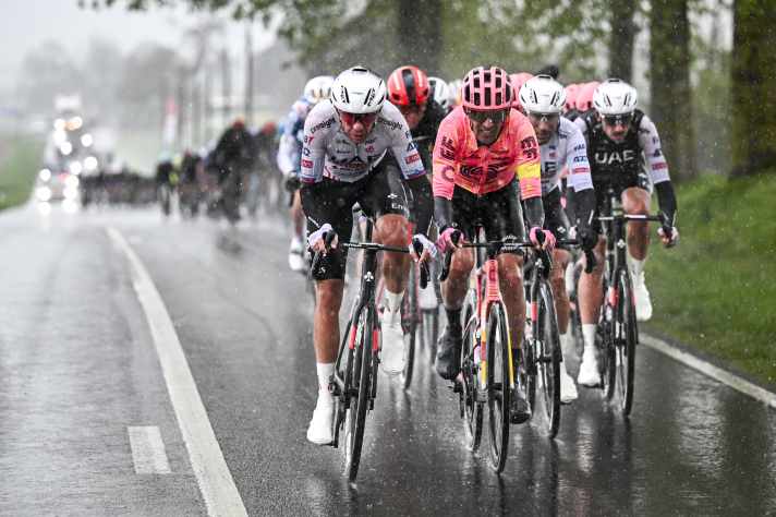 Das Wetter kann beim Flèche Wallonne - wie hier 2024 - verrückt spielen