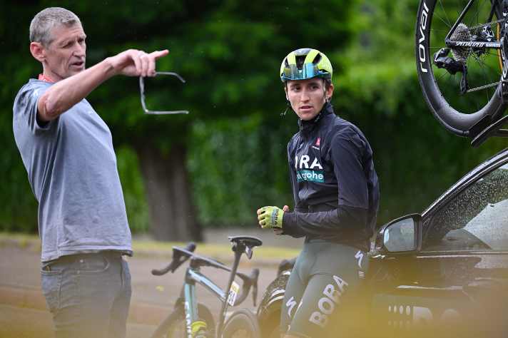 Knows the way to victory in tours: Rolf Aldag (left) led Jai Hindley to Giro victory at Bora-hansgrohe