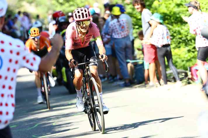 Richard Carapaz fährt am Col du Noyer, dem vorletzten Anstieg, aus der Verfolgergruppe nach vorne und hängt mit Simon Yates seinen letzten Begleiter ab