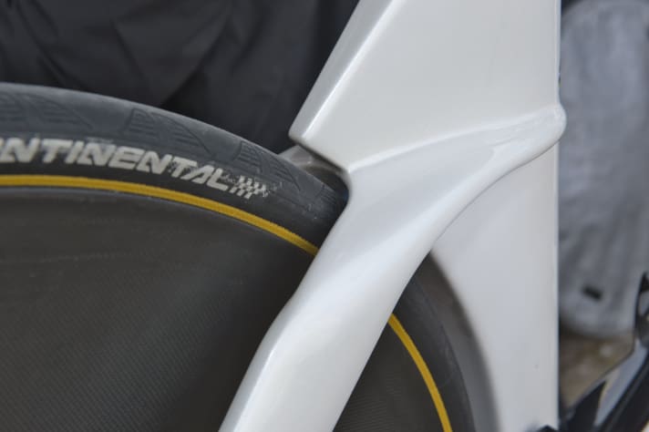   The glued-on Conti tyres hug the wheels - a good thing, because the aero-optimised frame construction offers no room for manoeuvre.