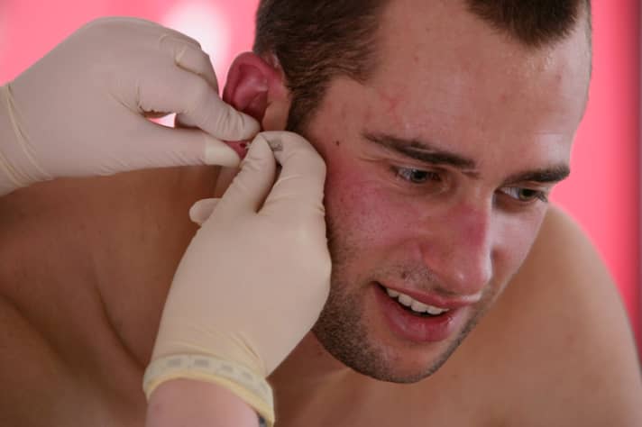   A prick in the ear: the lactate level test measures the lactate concentration in the blood at the end of each exercise level. 