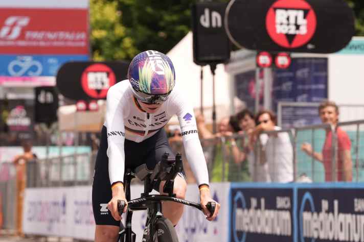 Antonia Niedermaier, sous le maillot de championne d'Allemagne du contre-la-montre, a déjà accusé un certain retard. Elle a cependant pris la tête du classement des jeunes.