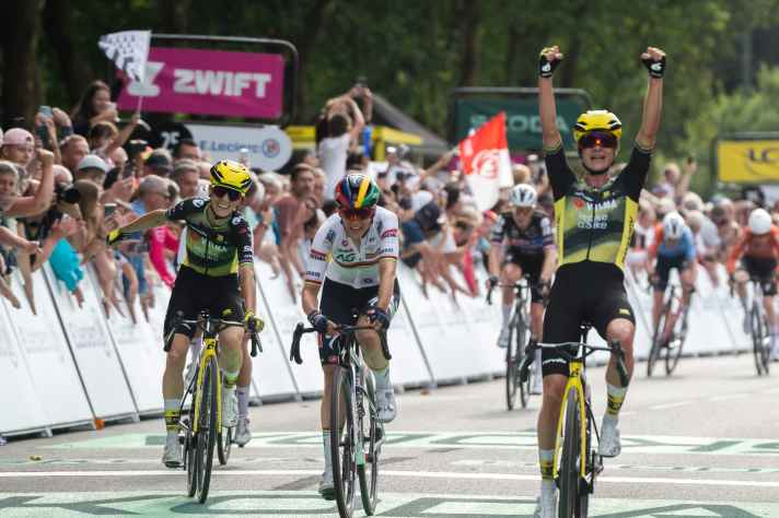 On stage 1, Ferrand-Prévot (on the left in the picture) is already third in the victory of her team-mate Marianne Vos