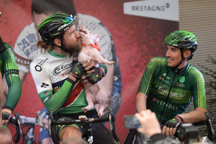 Beim bretonischen Rennen Tro Bro Leon bekommt der beste Fahrer aus der Region ein Ferkel als Trophäe überreicht