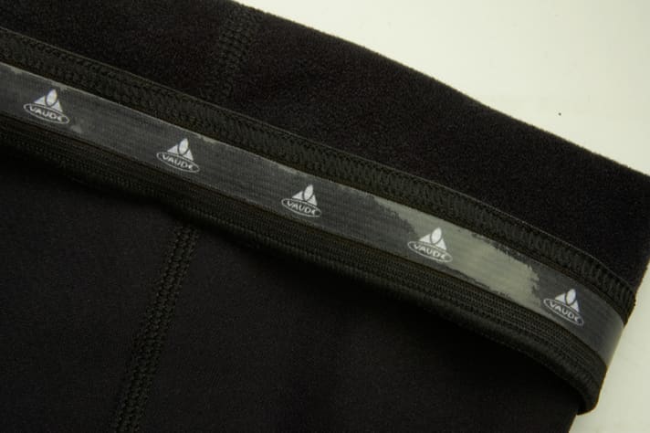   Sticky: A silicone strip on the inside of the upper leg ends reliably prevents the leg warmers from slipping. Example: VAUDE "Beinlinge III", 39 euros, sizes S-XL; contact: VAUDE phone 07542/5306-0, www.vaude.com 