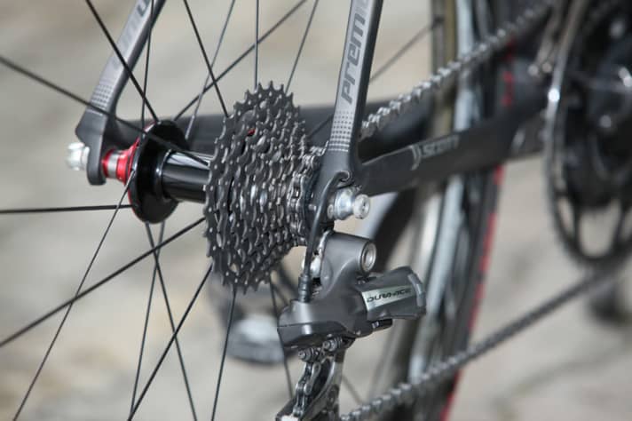   Un trou à l'arrière de la patte de dérailleur permet de faire passer le câble Di2 vers le dérailleur arrière.