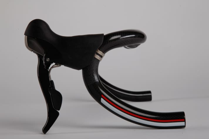   "K-Force" de FSA avec forme ergonomique : Le guidon se termine à l'horizontale, les leviers de frein à la verticale - sur les combinaisons actuelles, la transition sans faille se fait d'elle-même. 