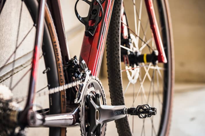   In favour of the gear ratio and smaller gear steps, KTM continues to rely on a front derailleur on the X-Strada. However, some models also come with a single crank, such as the off-road orientated top model.