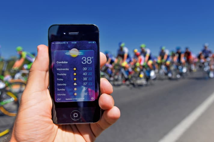 Hitze-Alarm: Auf dem Asphalt können die Temperaturen schnell an 40 Grad heranreichen. Neben der passenden Bekleidung sollte man dann diese <a href="https://www.tour-magazin.de/fitness/training/rennrad-training-radeln-bei-hitze/a43935.html" target="_blank" rel="noopener noreferrer">Tipps zur Flüsigkeitsversorgung </a>berücksichtigen.