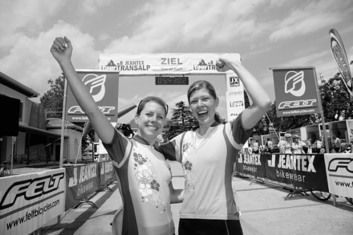   Geschafft: Jubel bei der Zielankunft in Riva 