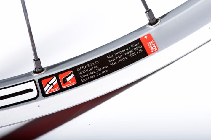   DT Swiss: Alles, was man wissen muss: Felgenmaße, Gewicht, Speichenlängen, Maximaldruck und Gewichtsbegrenzung auf einem kleinen Felgenaufkleber 