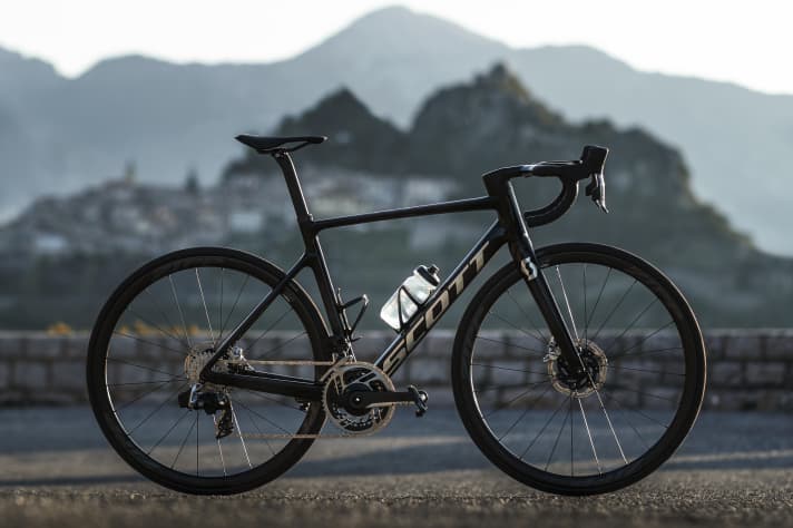   Un look cool : le Scott Addict RC est disponible en noir mat.