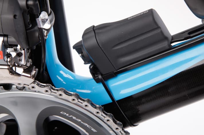 The battery for the Di2 drivetrain sits on the down tube. This can also be done more elegantly.