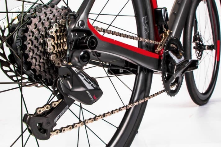Pour l'entraînement électrique et le changement de vitesse électrique, Ducati fait appel à FSA pour son vélo de course électrique.