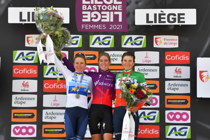 Demi Vollering holte in Lüttich ihren ersten Sieg bei einem Rennen der Women’s World Tour. Annemiek Van Vleuten und Elisa Longo Borghini belegen Rang zwei und drei.