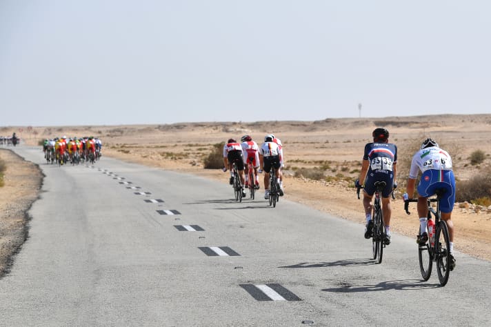 In the desert of Qatar, the peloton broke up into many small groups on the windward edge