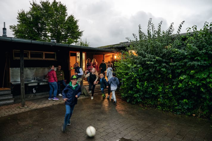 Zum Vereinsgeschehen gehören auch gesellige Abende. Die Alten stoßen an, die Jungen spielen 