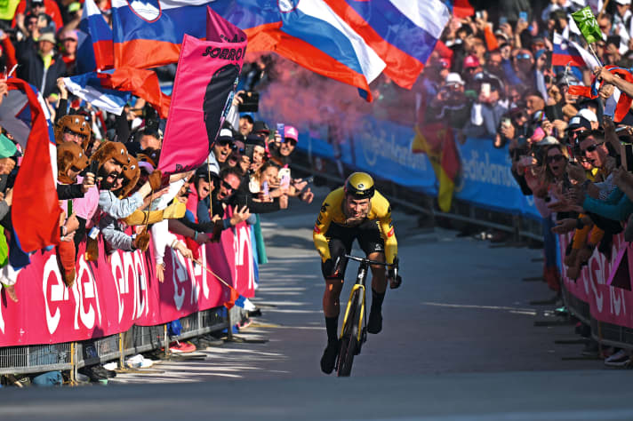 Giro d'Italia: The big goal in sight, Primož Roglič on the decisive metres
metres to the summit of Monte Lussari, where he took the pink jersey in the time trial