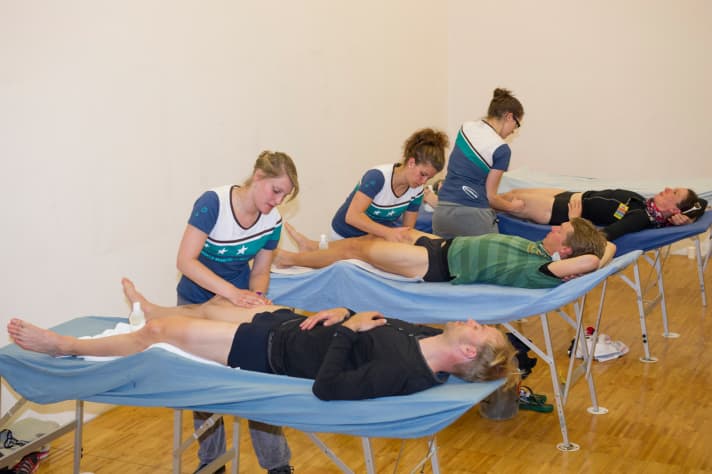   TOUR Transalp : massage pour les jambes fatiguées des cyclistes de course