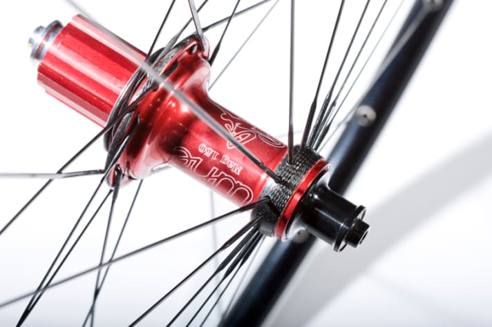   Technisches Highlight: Die Tune-Nabe mit Flanschen und Achsen aus Carbon sowie der Verzahnung aus Titan 