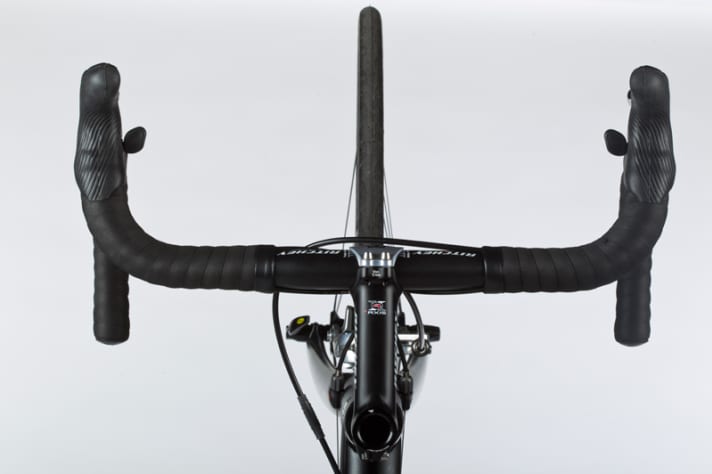   46 centimetre wide handlebars for broad-shouldered riders (Canyon).