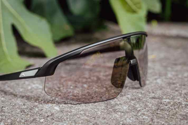 Durch die etwas flache Scheibe kann der Wind an den Wangenknochen durchkriechen