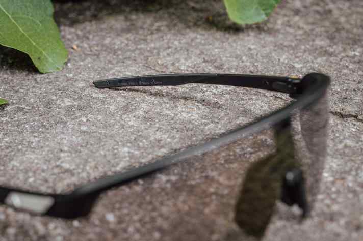 An den Bügelenden bietet die Alpina keine Verstellmöglichkeit, trotzdem sitzt die Turbo Pro fest am Kopf