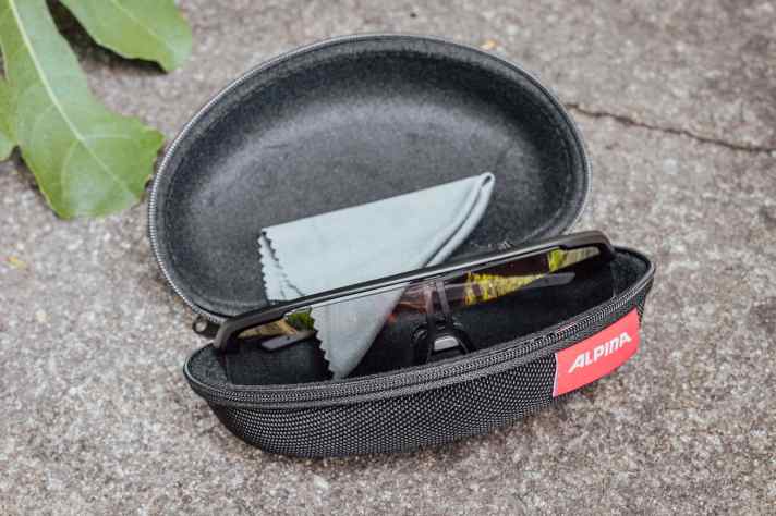 Hardcase und Brillentuch - der Lieferumfang der Turbo Pro V ist Standard. Ein Brillenbeutel wäre aber noch besser gewesen